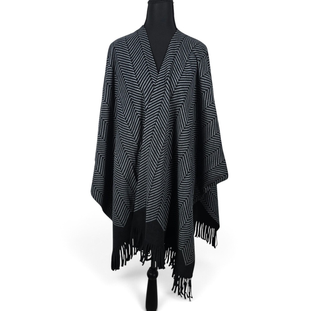 Estudio Poncho Women OS Herringbone Black White Fringe Open Front Wrap EUC Shawl
